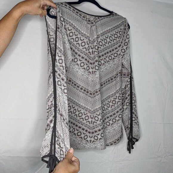 MAURICES Grey and Blue Aztec Print Light Weight Cold Shoulder Blouse, Size S - Picture 4 of 8